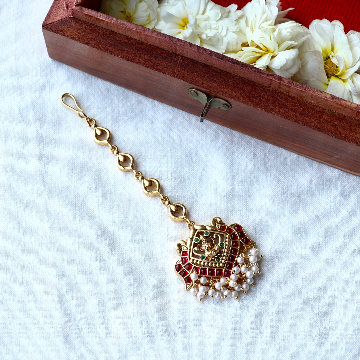 Simple Ojasvi Maang Tikka