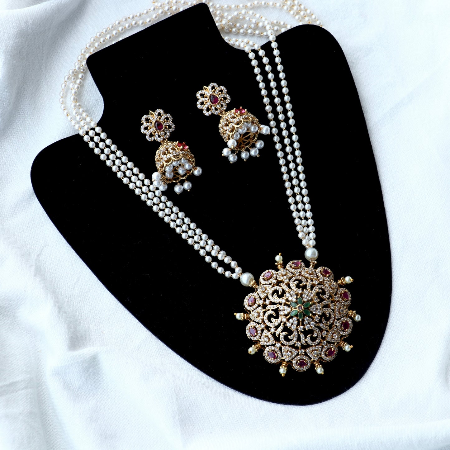 Mandala Pendant Pearl Necklace Set