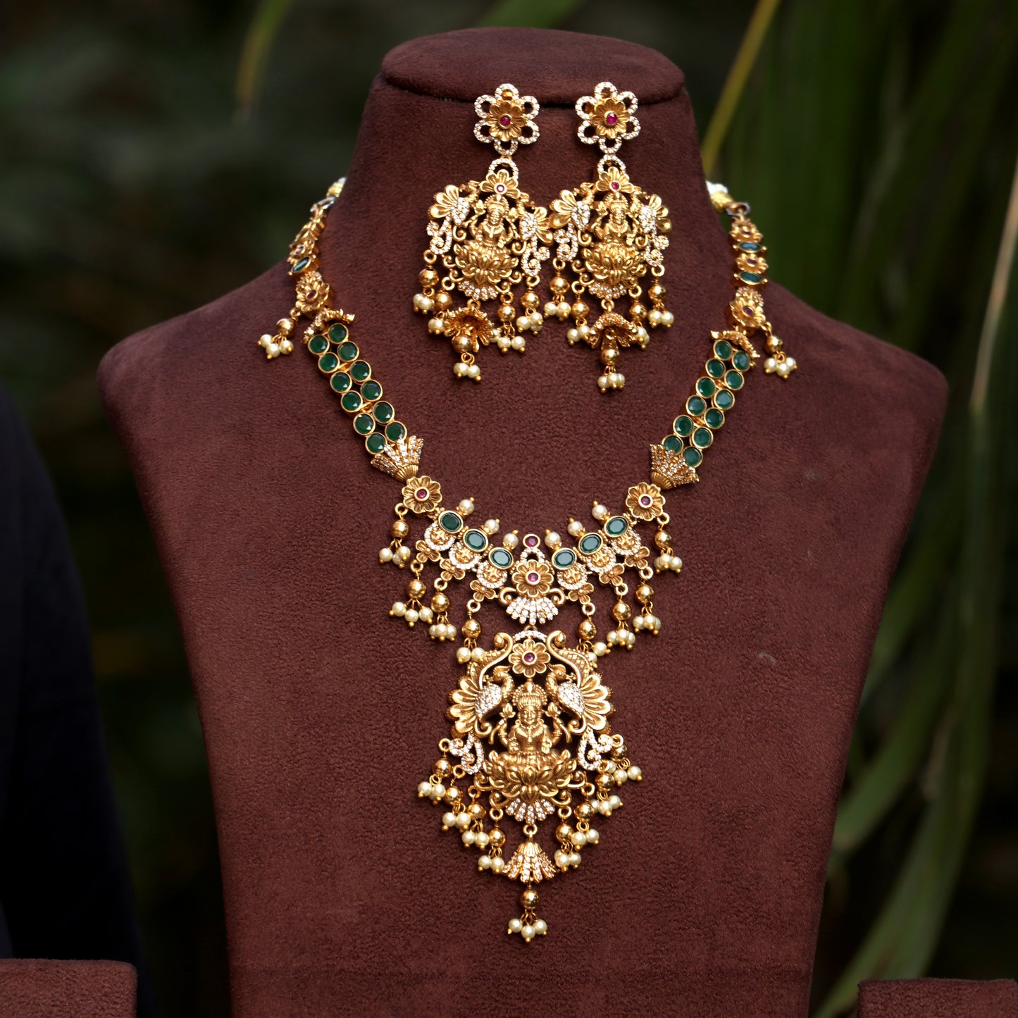 Illuminated Emerald Necklace Set