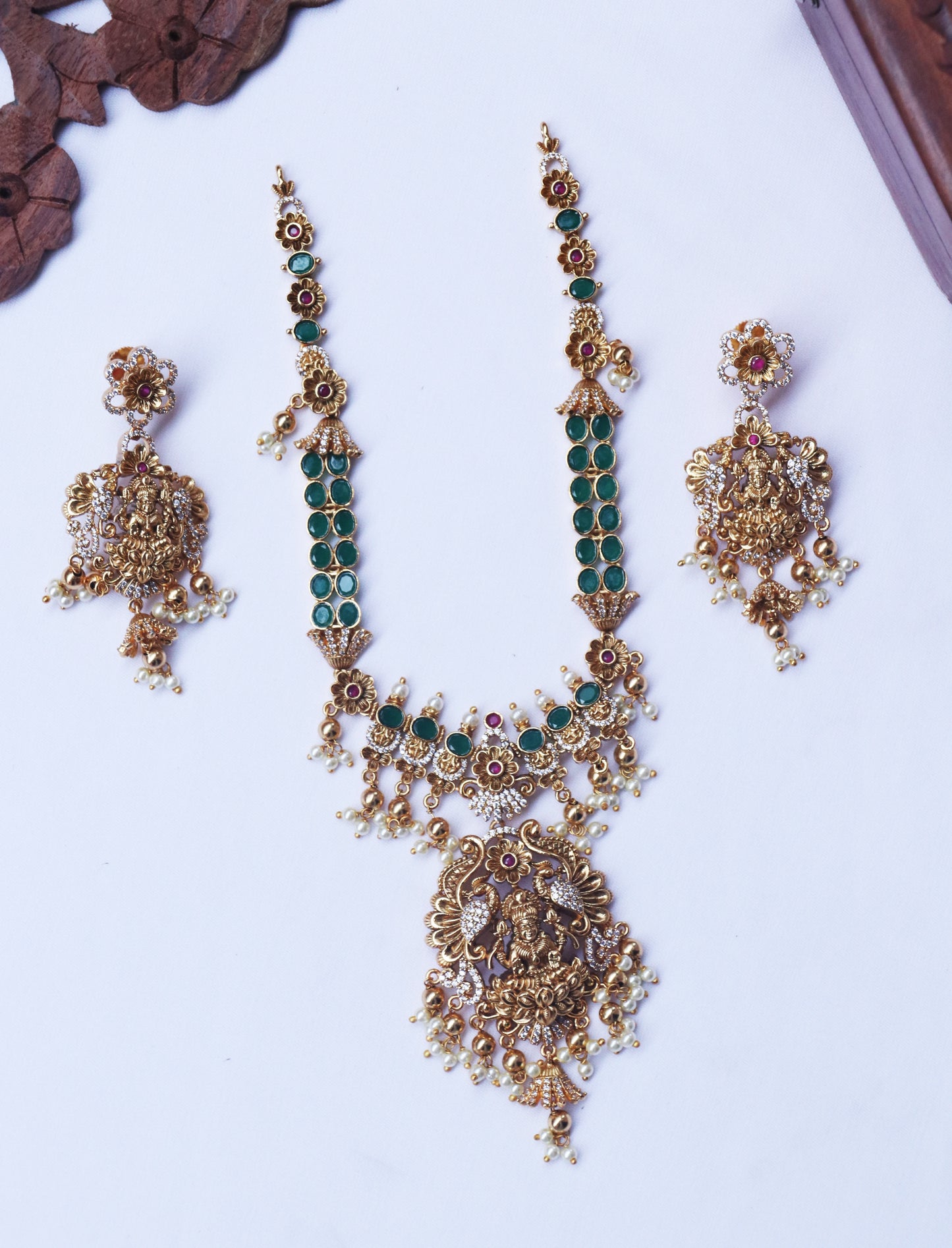 Illuminated Emerald Necklace Set