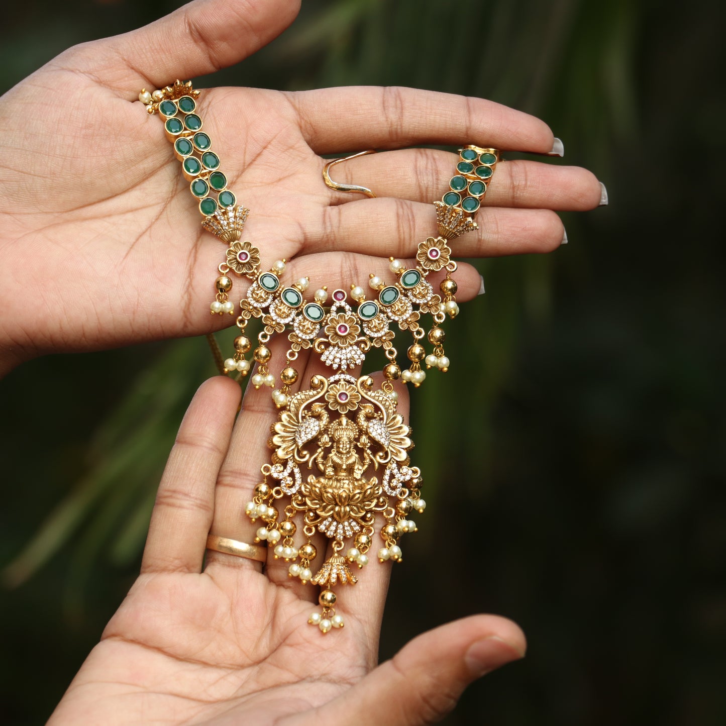 Illuminated Emerald Necklace Set